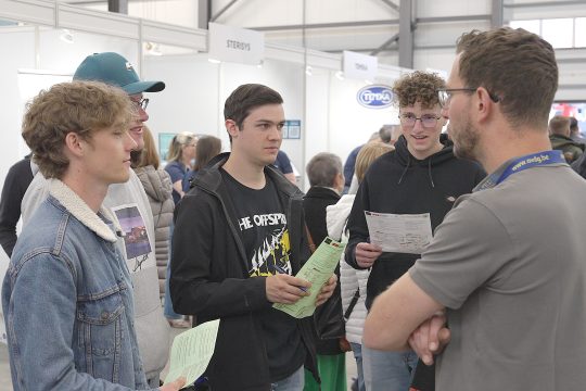 Interessierte Besucher informieren sich bei Ausstellern