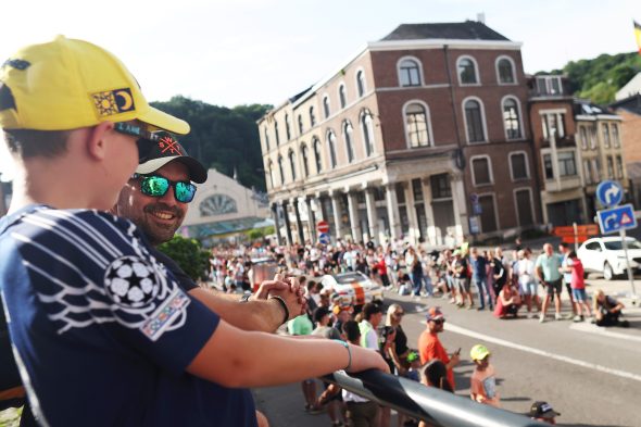 Zuschauer bei der Fahrerparade der 24h de Spa