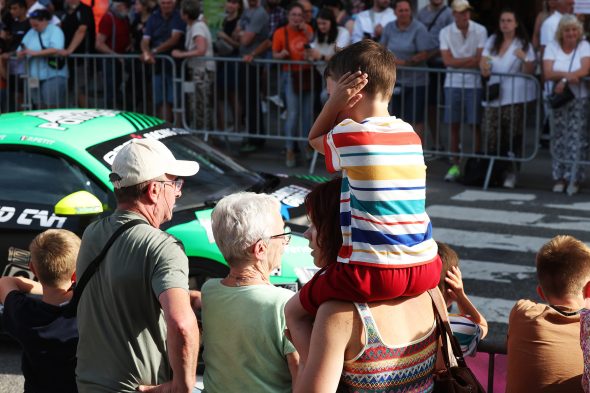 Zuschauer bei der Fahrerparade der 24h de Spa