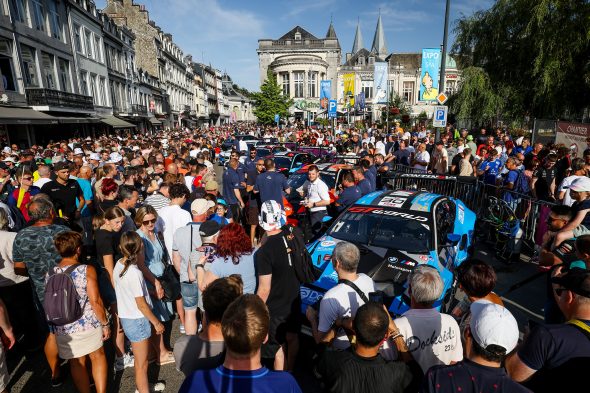 Zuschauer bei der Fahrerparade der 24h de Spa