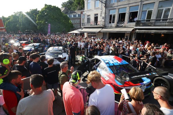 Zuschauer bei der Fahrerparade der 24h de Spa