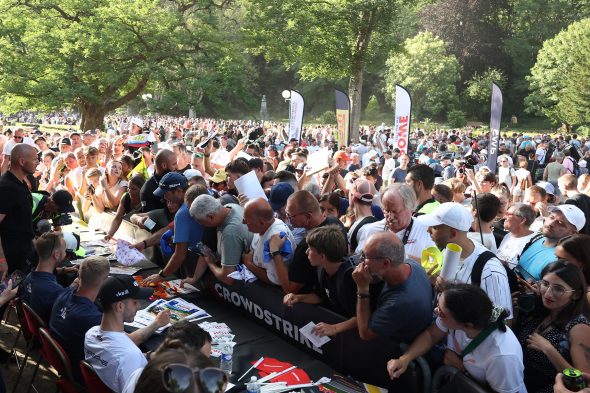 Autogrammstunde bei der Fahrerparade der 24h de Spa