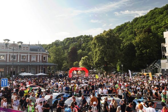 Zuschauer bei der Fahrerparade der 24h de Spa