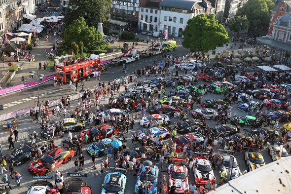 Zuschauer bei der Fahrerparade der 24h de Spa