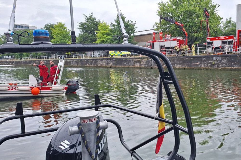 Feuerwehrverbote im Kanal, ein Feuerwehrauto am Ufer