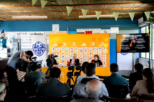 Elisabet Gunnarsdottir und Kassandra Missipo bei der Pressekonferenz