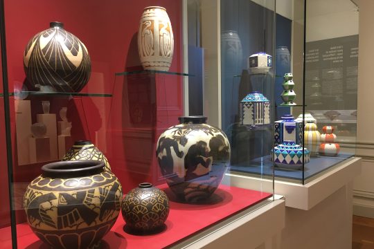 Art-Déco-Vasen in der Ausstellung