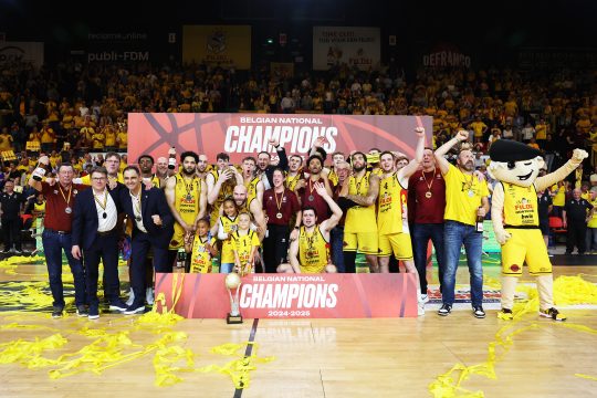 Spieler und Trainerstab des BC Ostende bejubeln den Gewinn des 26. Landesmeistertitels