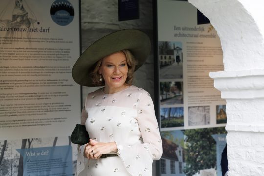 Königin Mathilde besucht die Ausstellung im Brügger Beginenhof