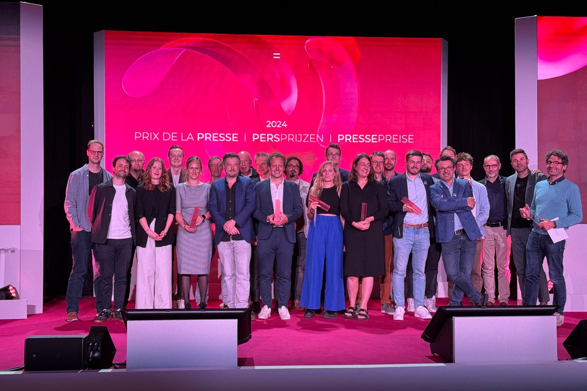 Alle Sieger der Belfius-Pressepreise 2025 versammeln sich für ein Gruppenbild auf der Bühne