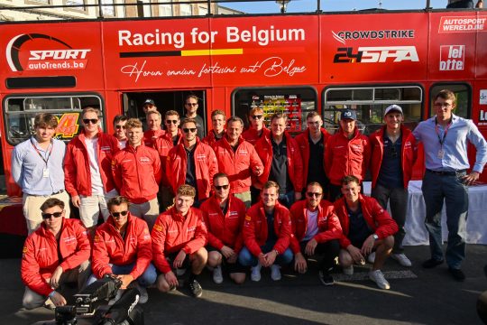 22 der 23 belgischen Fahrer mit den Prinzen Aymeric und Nicolas, den Söhnen von Prinz Laurent und Prinzessin Claire