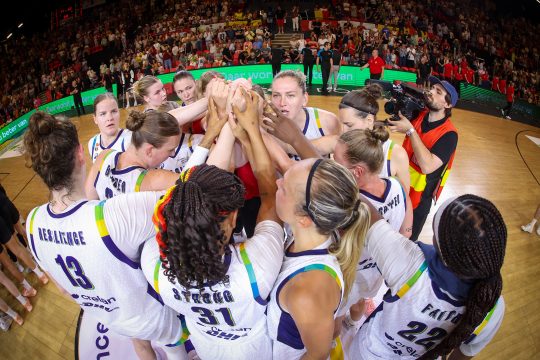 Die Spielerinnen der Belgian Cats stehen im Kreis zusammen und jubeln gemeinsam