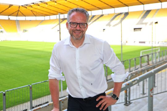 Der neue Präsident Björn Jansen steht im Fußballstadion von Alemannia Aachen