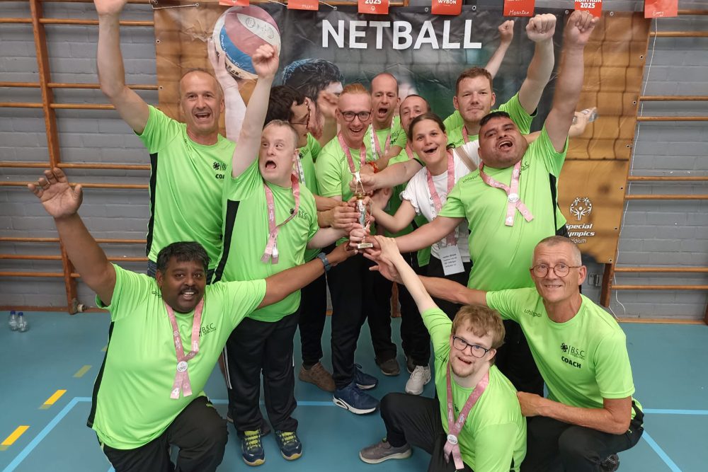 Die Netzballmannschaft des BSC Ostbelgien mit dem Fair-Play-Pokal