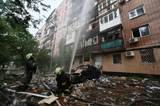 Nach russischen Angriffen: Feuerwehrleute löschen Brand an mehrstöckigem Haus in Charkiw