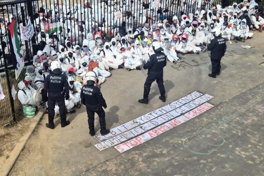 Hunderte pro-palästinensische Aktivisten blockieren das Chemieunternehmen Syensqo