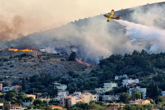 Löschflugzeug im Einsatz über Chios