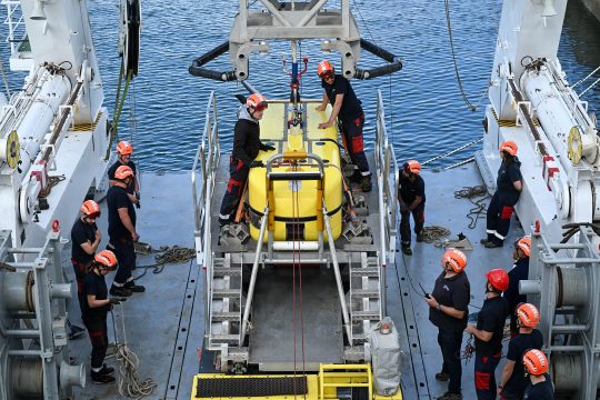 Techniker auf dem Forschungsschiff Atlante mit dem Unterwasser-Roboter Ulyx - Inzwischen haben die Forscher schon mehr als 1.000 Atommüll-Fässer im Atlantik entdeckt