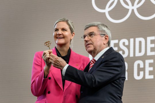 Kirsty Coventry bekommt den Schlüssel zum IOC-Hauptsitz von Thomas Bach