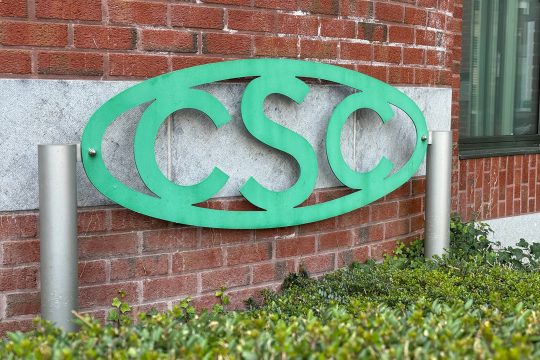 CSC-Logo vor der Zentrale in Verviers