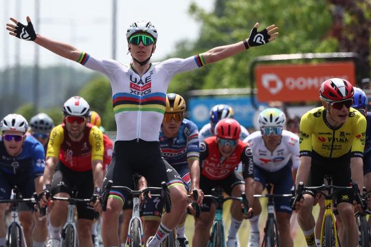 Weltmeister Tadej Pogacar setzt sich kanpp vor Jonas Vingegaard (rechts) durch