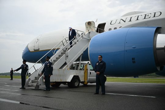 Donald Trump beim Verlassen der Air Force One