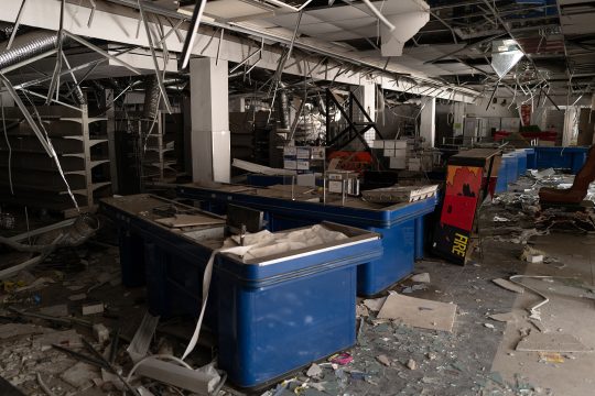 Zerstörter Supermarkt in der Stadt Druschkiwka in der ukrainischen Region Donezk