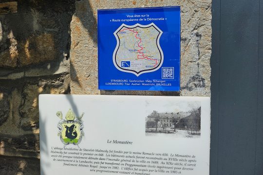 Die Plakette "Via Democratia" am Malmundarium in Malmedy