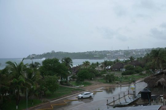 Blick auf die Küste der Stadt Puerto Escondido, es regnet und ist windig