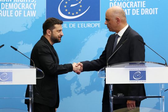 Der ukrainische Präsident Selenskyj und der Generalsekretär des Europarats, Berset, haben ein Abkommen für ein Sondertribunal für Verbrechen gegen die Ukraine unterzeichnet