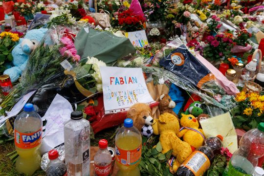 Blumen, Kerzen und Plüschtiere am Unglücksort im Elisabethpark