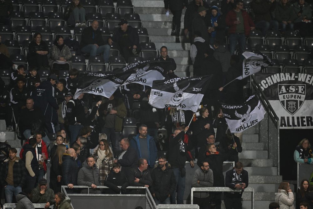 Fans beim Spiel AS Eupen vs Lokeren-Temse im Oktober