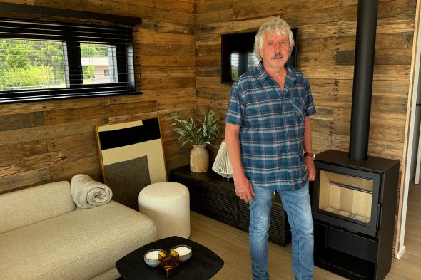 Investor Alfred Josten in einem der Chalets der neuen Ferienanlage in Wirtzfeld