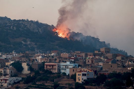 Ein Waldbrand ganz in der Nähe des Dorfs Agios Georgios auf der griechischen Insel Chios