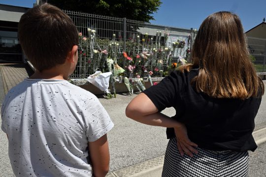 Blumen für das Opfer der Messerstiche an der Francoise-Dolto-Sekundarschule in Nogent