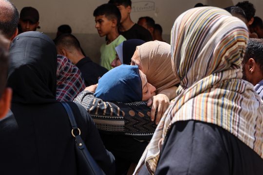 Palästinenserinnen fallen sich in die Arme und trauern nach dem Verlust von Angehörigen durch einen israelischen Angriff