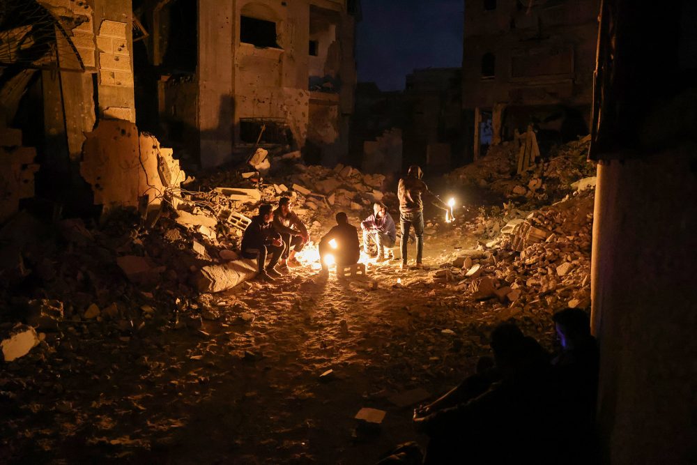 Menschen im Gazastreifen warten auf LKW mit Hilfsgütern