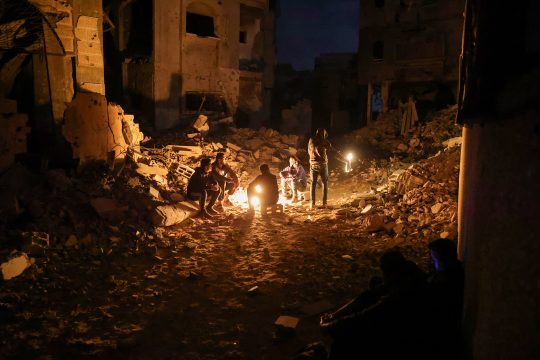 Menschen im Gazastreifen warten auf LKW mit Hilfsgütern