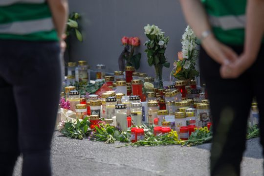 Nach dem Amoklauf an einer Schule in Graz werden Kerzen und Blumen vor der betroffenen Schule niedergelegt