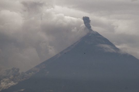 Rauchender Feuervulkan Volcán de Fuego in Guatemala