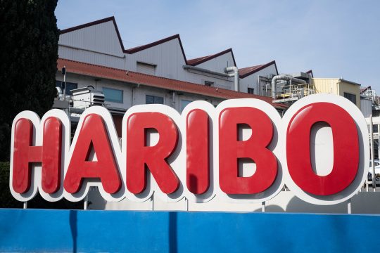 Schild mit dem Haribo-Schriftzug am Standort Marseille