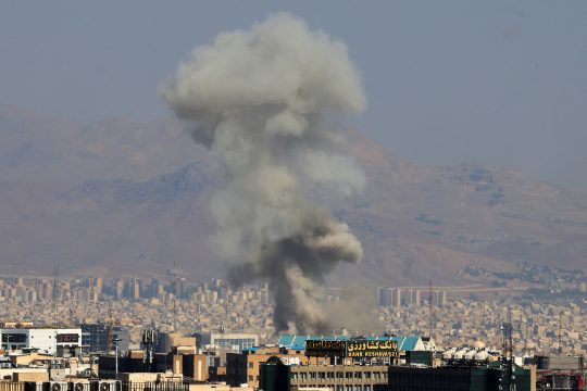 Rauchwolken steigen nach einer Explosion im Zentrum von Teheran auf