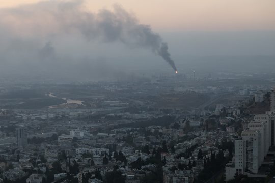 Iranischer Raketenangriff auf israelische Hafenstadt Haifa am 16. Juni 2025