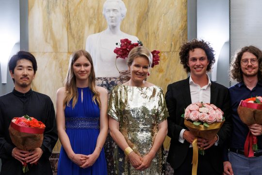 Der Zweitplatzierte Wataru Hisasue, Prinzessin Eleonore, Königin Mathilde, Sieger Nikola Meeuwsen und der Drittplatzierte Valère Burnon posieren für ein Gruppenbild