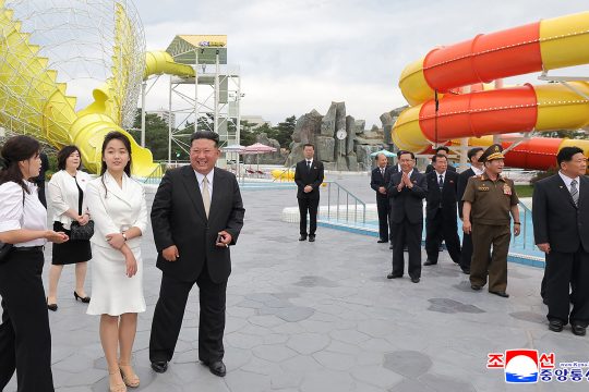 Nordkoreas Machthaber Kim Jong Un hat ein riesiges Tourismusresort an der Ostküstenregion Wonsan Kalma eingeweiht.