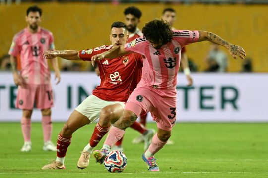 Spieler von Inter Miami und Al Ahly kämpfen um den Ball