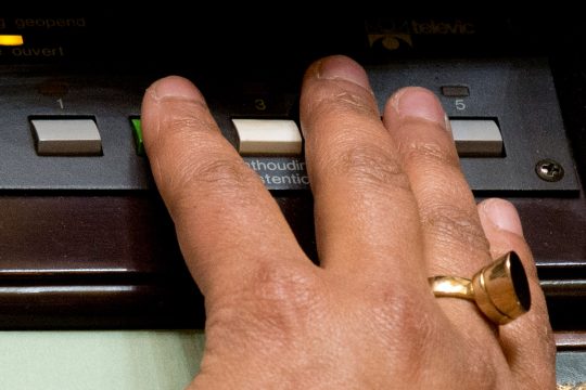 Der grüne Abstimmungsknopf in der Kammer wird gedrückt