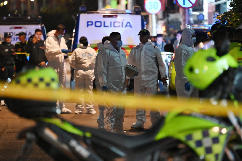 Forensiker untersuchen den Ort des Anschlags