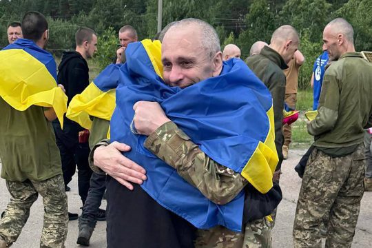 Ukrainische Kriegsgefangene umarmen sich vor Freude