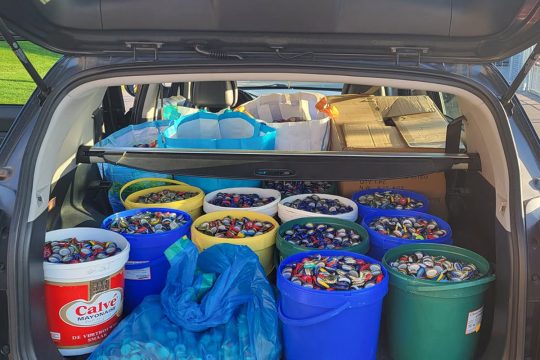 Die bisherige Ausbeute der Sammelaktion: Eimer und Kisten voll mit Kronkorken im Kofferraum von Patrick Thielen vom RFC Raeren-Eynatten